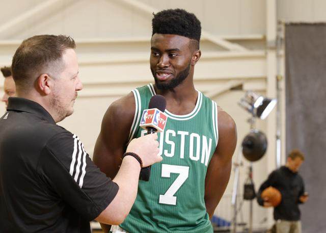 NBA战报：格莱姆斯22分，76人116-101轻取雄鹿（NBA赛况：格莱姆斯砍下22分，76人116-101力克雄鹿）