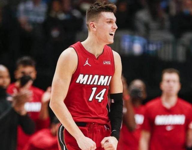 英超战报：福登传射，迪亚斯世界波，曼城3-0十人桑德兰（英超：福登传射+迪亚斯世界波，曼城3-0完胜十人桑德兰）