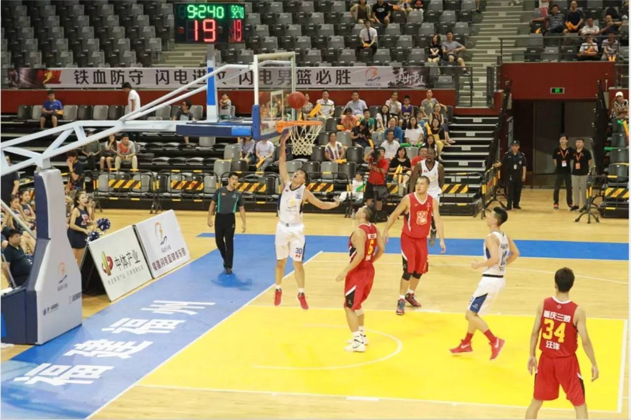 篮球赛事亮点：NCAA加时赛绝杀瞬间（篮坛焦点时刻：NCAA加时压哨绝杀）