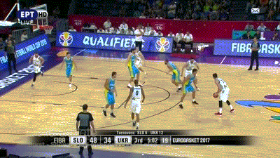 詹姆斯关键助攻锁定胜利（詹姆斯最后时刻妙传奠定胜局）