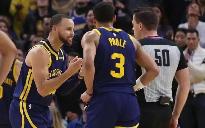 德里克·怀特，这个名字在NBA赛场上已经成为了胜利的代名词。（德里克·怀特：NBA赛场上的胜利象征）