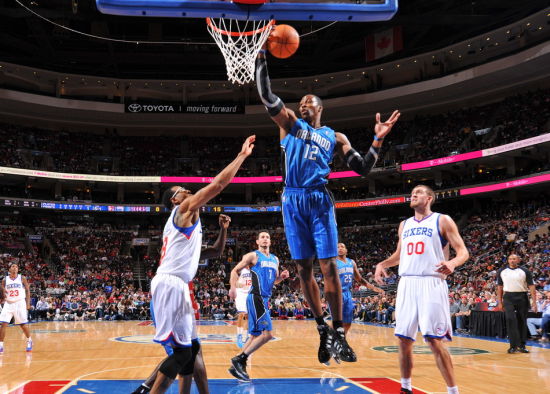 詹姆斯的坚韧不拔：回顾那场惊心动魄的扣篮时刻（勒布朗·詹姆斯的不屈精神：重温那次震撼人心的扣篮瞬间）