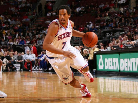 马刺两胜雷霆最多领先20分！或成雷霆克星 文班12分也能轻松拿捏（马刺双杀雷霆最多领先20分，或成其克星；文班仅12分仍轻松掌控局面）