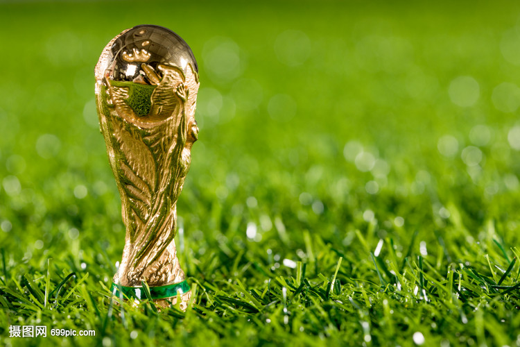 西甲半场：博耶点射破门，阿拉维斯暂1-0皇家社会（西甲半场战报：博耶点球命中，阿拉维斯1-0领先皇家社会）