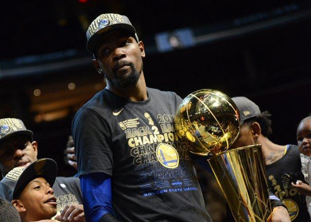 高尔夫俱乐部工作服，选棉还是聚酯纤维？（高尔夫俱乐部工装：该选棉质还是聚酯纤维？）