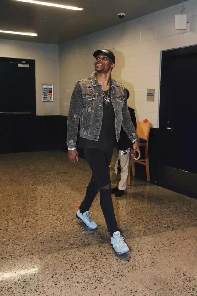 贾马尔·穆雷表现抢眼，半节时间独取10分（贾马尔·穆雷火力全开，半节轰下10分）