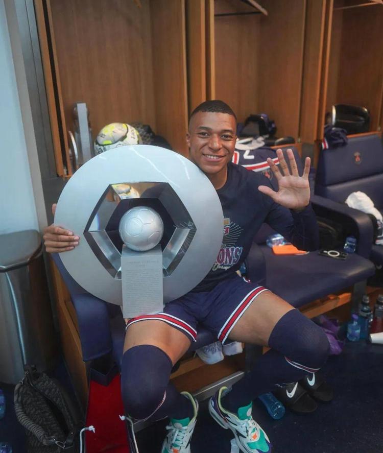 记者：对阵塞尔塔前阿隆索给全队放假两天，这让管理层不解（记者称阿隆索战塞尔塔前给全队放两天假，管理层难以理解）