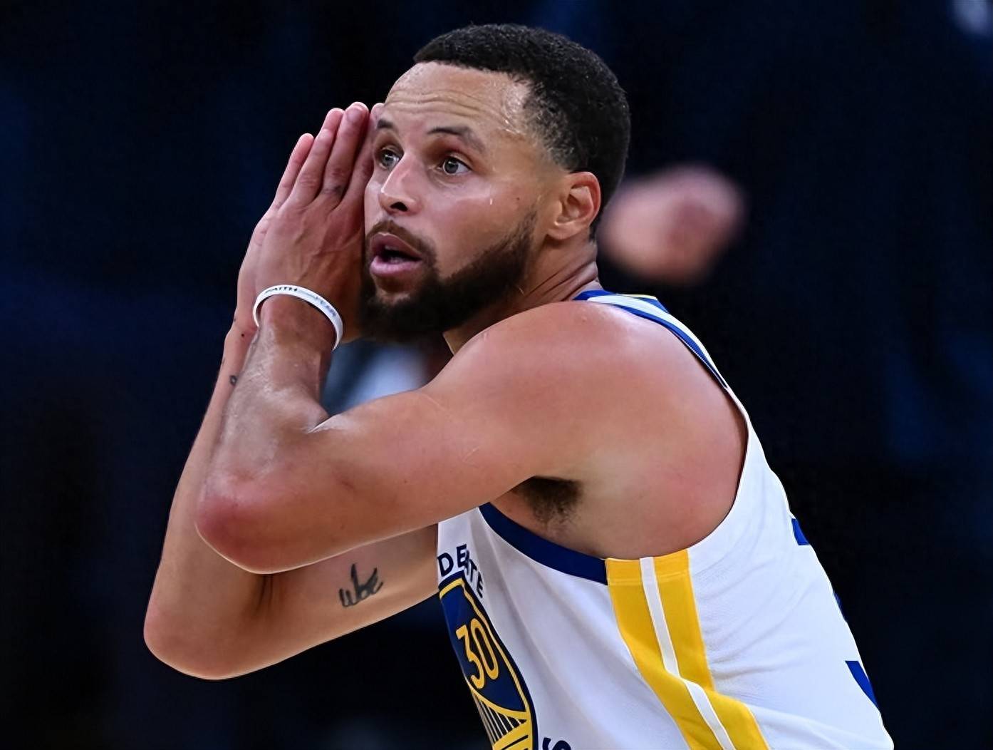 看不到梅西！印度球迷怒了：拆掉广告牌 狂扔水瓶 现场骚乱（看不到梅西引爆印度球迷不满：拆广告牌、掷水瓶，现场失控）