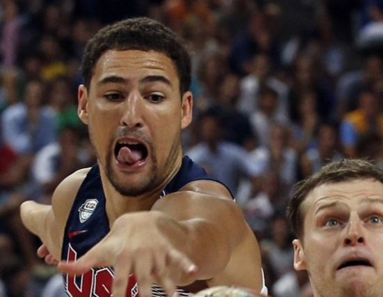 全场高喊他名字！王俊凯聚星名人赛中场秀完整版 用音乐诠释篮球（全场为他沸腾！王俊凯聚星名人赛中场秀完整版，以音乐致敬篮球）