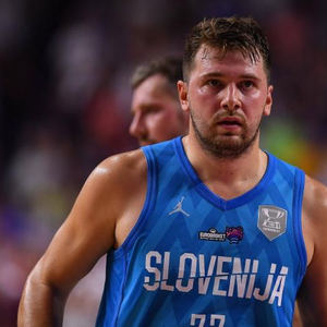 前进之鹰球员因嘲讽施蒂勒鼻子被罚款500欧，现已公开道歉（因嘲笑施蒂勒鼻子遭罚500欧，前进之鹰球员已公开道歉）