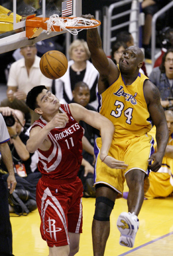 凌波微步！徐杰晃飞防守冲击内线 高抛打板潇洒进筐（飘逸突破！徐杰晃开防守杀入内线，高弧擦板优雅命中）