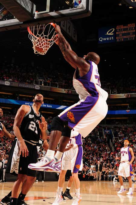 每体：法兰克福球迷在诺坎普制造骚乱，将面临欧足联的处罚（每体：法兰克福球迷在诺坎普引发混乱，或将遭欧足联惩处）